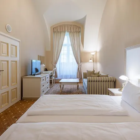 מלון Gino Park Palace - Kastiel Orlove Považská Bystrica